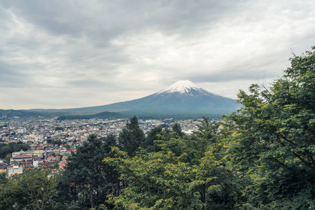 富士山, 也叫富士山或富士山, 日本最高的高山. 我们经常认为富士山是一个图标, 一个美丽的景色