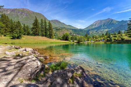 山间的小高山湖泊