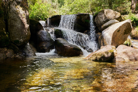 Pontido 村 Vizela 河的河岸在 Queimadela 大坝前 Fafe