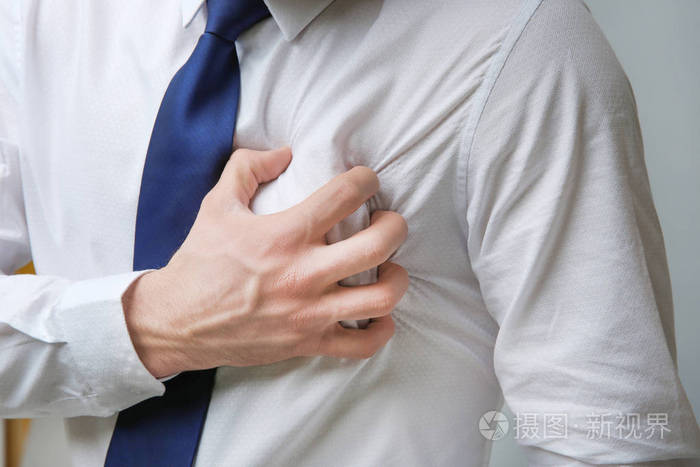 男子患有胸部疼痛