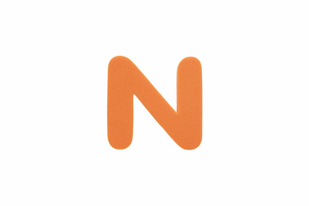 字母 N 在白色背景下被隔离的海绵橡胶的符号
