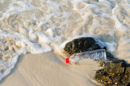 塑料瓶水饮料在海滩上，海滩上的概念