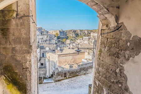 典型的石头 Sassi di Matera 和教会的马泰拉在拱廊下的全景