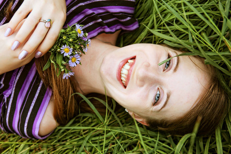 少妇微笑着在草地上