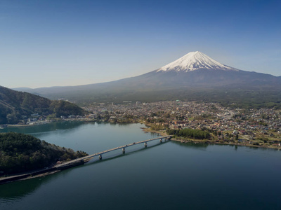 与城市景观从无人机，湖河口湖山梨日本富士山