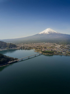 与城市景观从无人机，湖河口湖山梨日本富士山