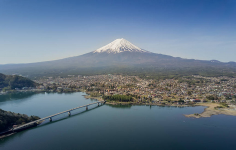 与城市景观从无人机，湖河口湖山梨日本富士山