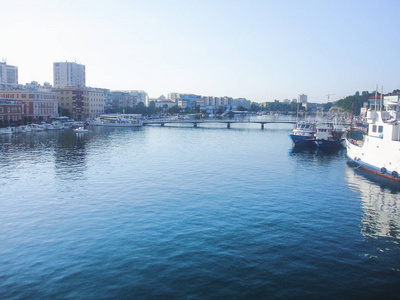 一个地中海城市港口在夏天晴朗的早晨