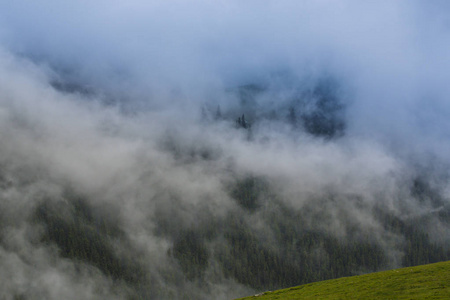 在欧洲阿尔卑斯山的夏季风景, 与戏剧性的雾云
