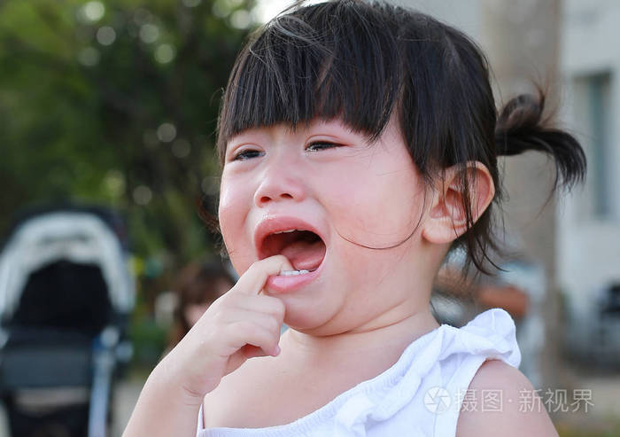 特写可爱的小女孩在公园里哭照片-正版商用图片0qa4nd