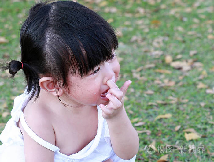 特写可爱的小女孩在公园里哭