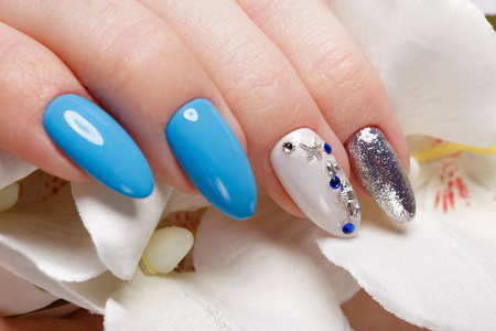 美丽的夏天蓝色指甲花女性手。特写