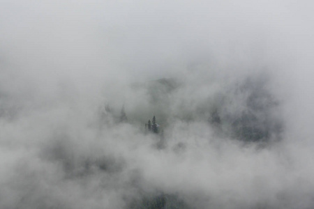 在欧洲阿尔卑斯山的夏季风景, 与戏剧性的雾云