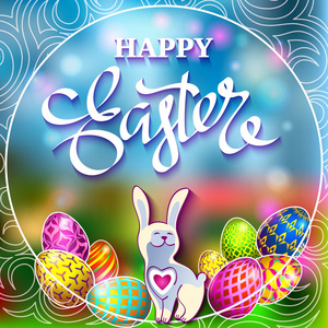 复活节彩蛋和一只兔子在绿色的草坪上，手拉让