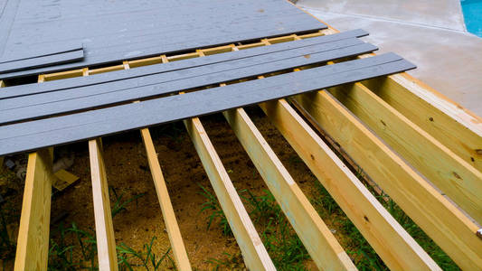 建造一个后院甲板与复合甲板板安装木甲板露台