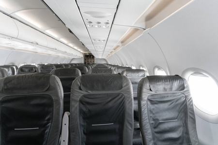 机舱内空的飞机座椅。现代飞机座椅在透视。运输理念。飞机长途国际航班