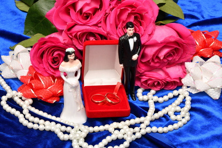 结婚戒指和一束粉红色的玫瑰花