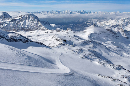 高山滑雪全景视图从高原玫瑰在滑雪坡和切尔维尼亚，意大利，瓦莱达奥斯塔，维尼，奥斯塔山谷，切尔维尼亚