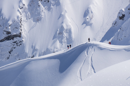 滑雪板随心所欲 滑雪板和一座山坡上的曲目。极端的冬季运动
