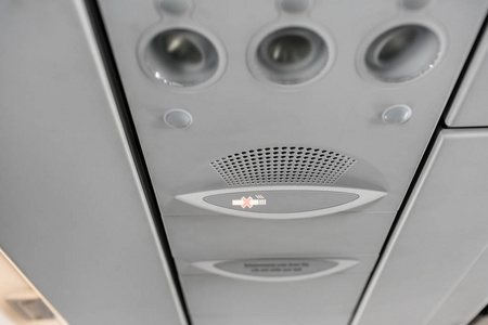 客舱天花板上的空气条件单元和航空照明。现代飞机座椅在透视。运输理念。飞机长途国际航班