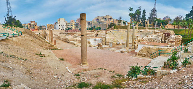 古罗马露天剧场是城市的主要标志之一, 坐落在住宅区的中心地带, 四周环绕着现代高楼, 亚历山大, 埃及