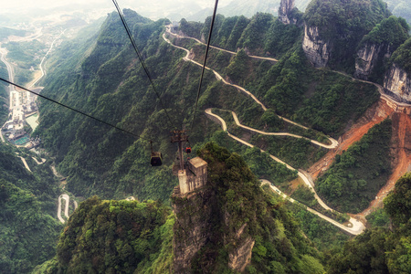 天门山曲折的道路