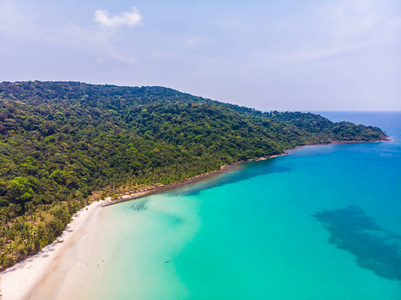 美丽的海景海滩和海洋与椰子棕榈树在天堂岛度假