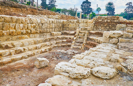 罗马礼堂的废墟古色古香的教育大厦 演讲大厅 与被保留的墙壁和台阶, 亚历山大, 埃及