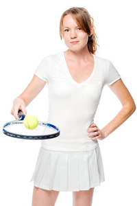 与网球球拍摆在白色背景上活跃的女孩