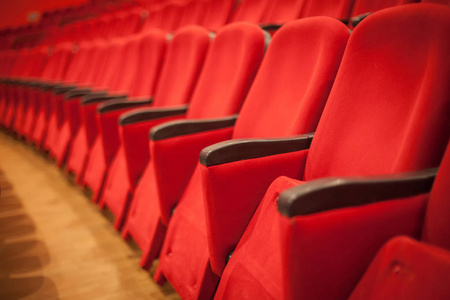 空的红色电影院或剧院座位