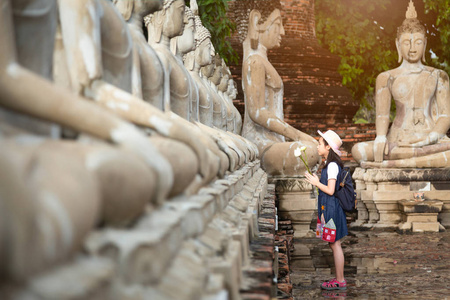 亚洲女孩旅游持有莲花尊重或祈祷在艾 Chaimngkol, 大城府, 泰国, 暑假, 旅游概念