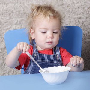 小孩子学会用勺子吃饭