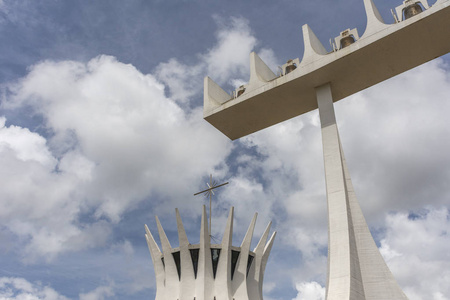 大教堂都会教堂 大都会大教堂 现代建筑学大厦与钟楼在中央巴西利亚, 联邦区, 资本城市巴西