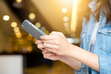 使用智能手机的女人插画