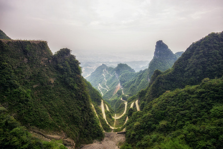 天门山曲折的道路