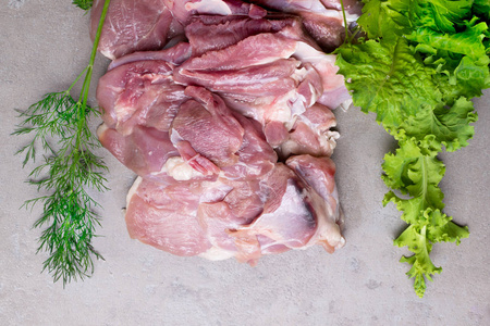生火鸡或鸡鱼片肉在灰色的切板与莳萝
