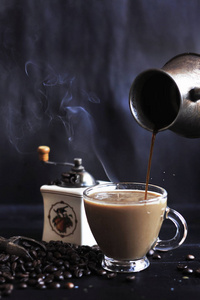 用泡沫和牛奶制备芳香咖啡。黑暗的照片。土耳其咖啡。复制 spce