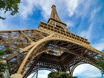 巴黎埃菲尔铁塔在白天惊人的电影观