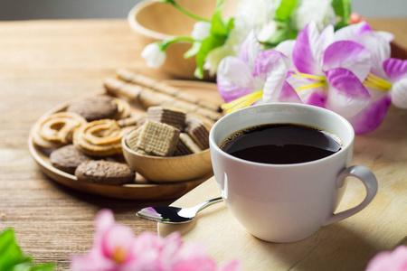 在 cookie 与甜点的白色杯黑咖啡