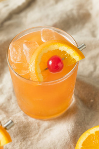 甜酒精朗姆酒鸡尾酒橙和菠萝