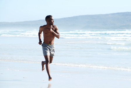 肌肉年轻的非洲人跑