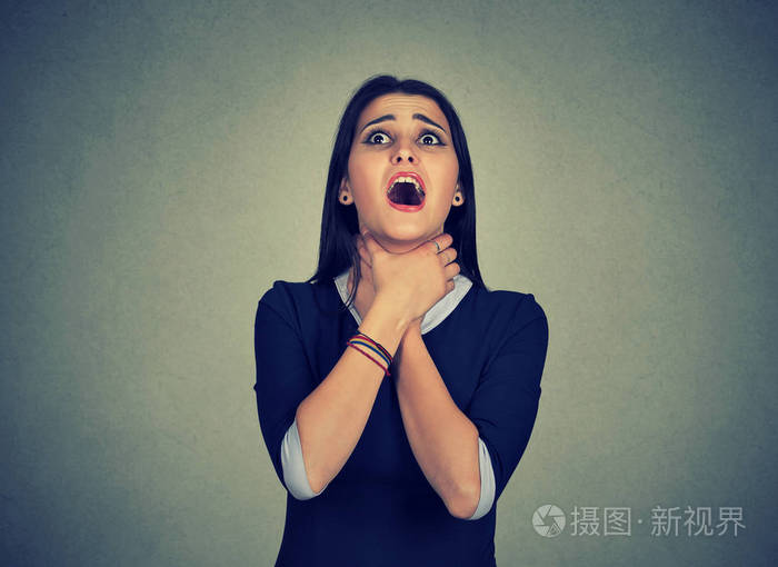女人有哮喘发作或不能呼吸患有呼吸问题