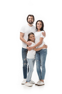 快乐的家庭在白色衬衫和牛仔裤看着相机在白色隔离