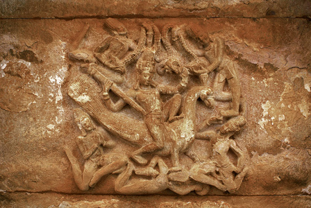 雕刻的 Kartikeya 妮莎的弟弟坐在他的车上 Mayura 孔雀在门廊的天花板上。Hucchimalli 古蒂城疯狂 Ma