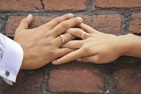 新郎和新娘举行结婚戒指