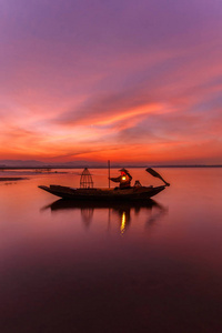 在日出的时候，缅甸抛网捕鱼茵莱湖的传统渔民的剪影