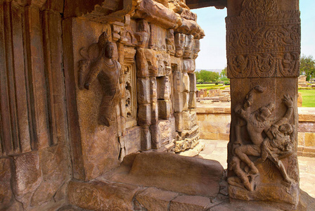 Saivadvara帕拉和 Ugra Narsimha 的雕塑在东部犬 mandapa, Mallikarjuna 寺庙, 