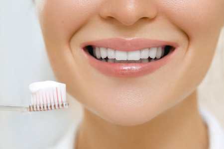 女性的微笑和牙刷。牙齿清洁和口腔卫生