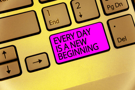 手写文字每天都是一个新的开始。概念意味着你有机会梦想工作生活更好的键盘紫色键意图创建计算机计算反射文档
