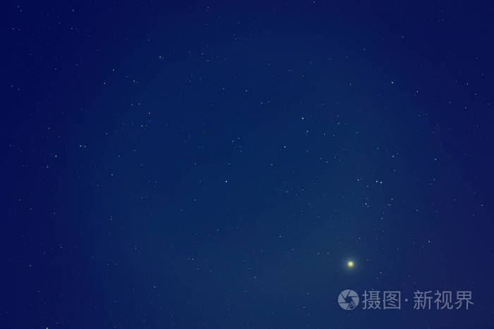 明亮的星星在夜空中闪耀, 空间概念